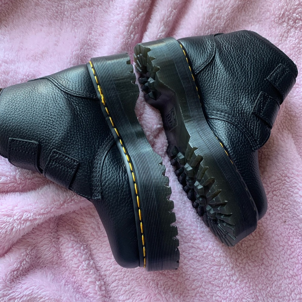 Womens Dr. Martens Devon Hearts Quad Boot - Black SIZE 8 - Picture 3 of 6